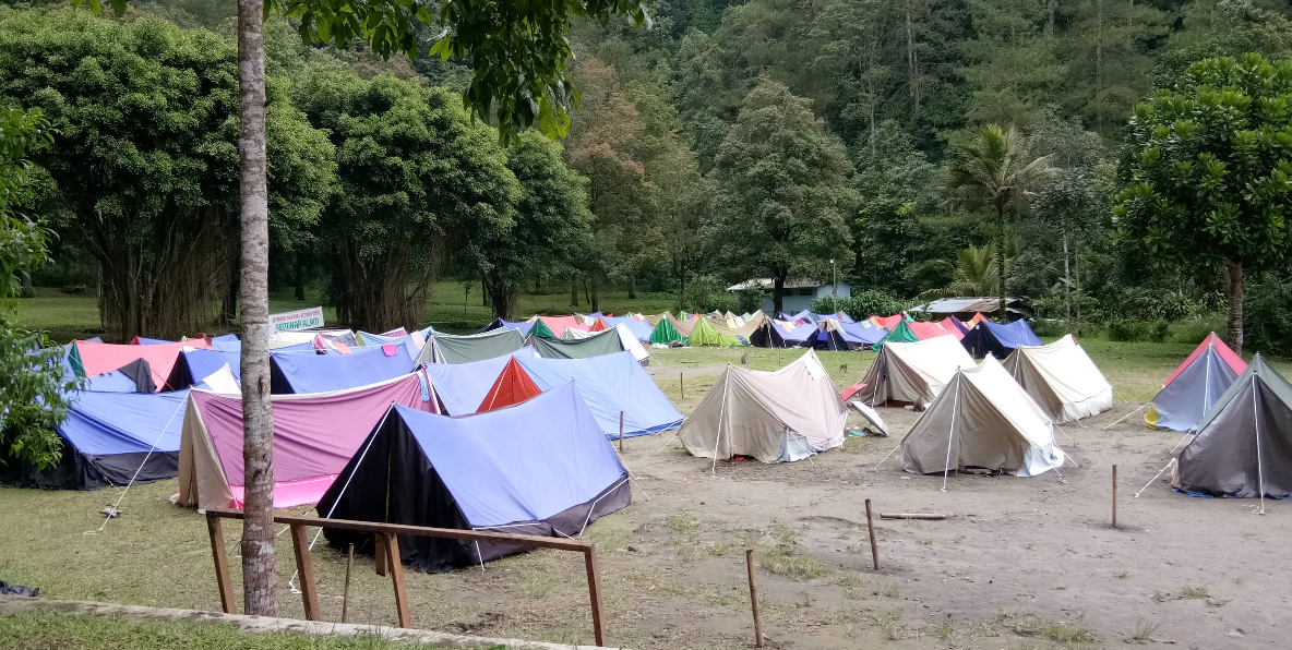 Area perkemahan dan tenda