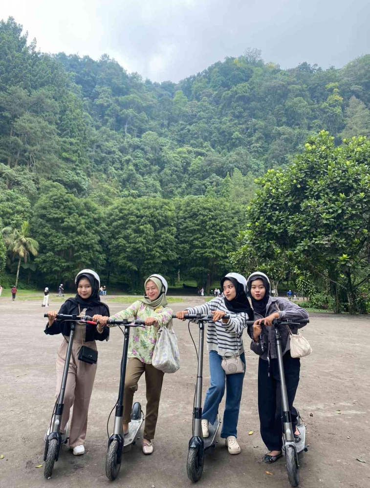 Bermain skuter di Karang Pramuka